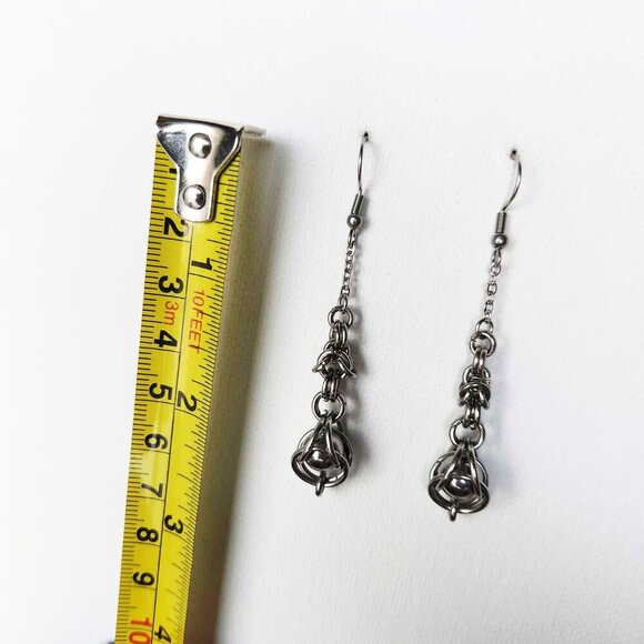Vintage elegant long dangly silver chainmail earrings - Picture 6 of 7